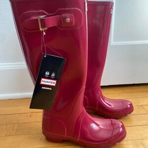 Hunter Rain Boots, magenta, never worn, with tags, size 6 (women's)